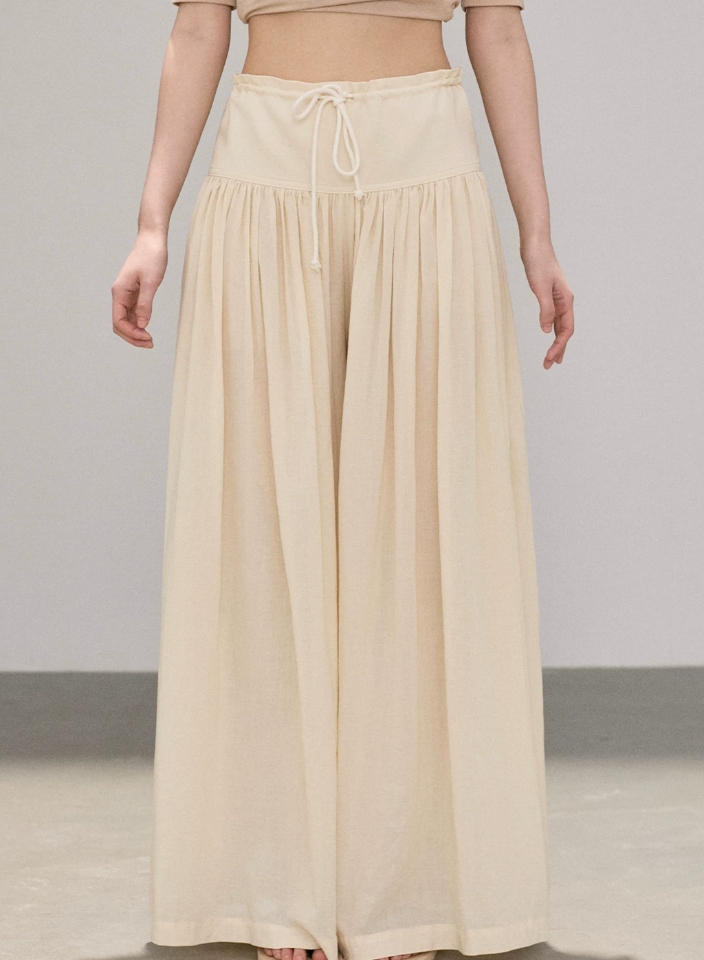 OIOI ESSE 100% cotton high-waisted trousers for women, loose and comfortable style, suitable for summer wear.