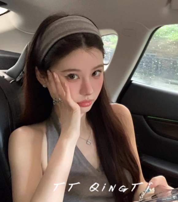 TIMES High-end gray wide-brimmed headband for women, 2025 new style, high headband, versatile and stylish hair clip when going out.