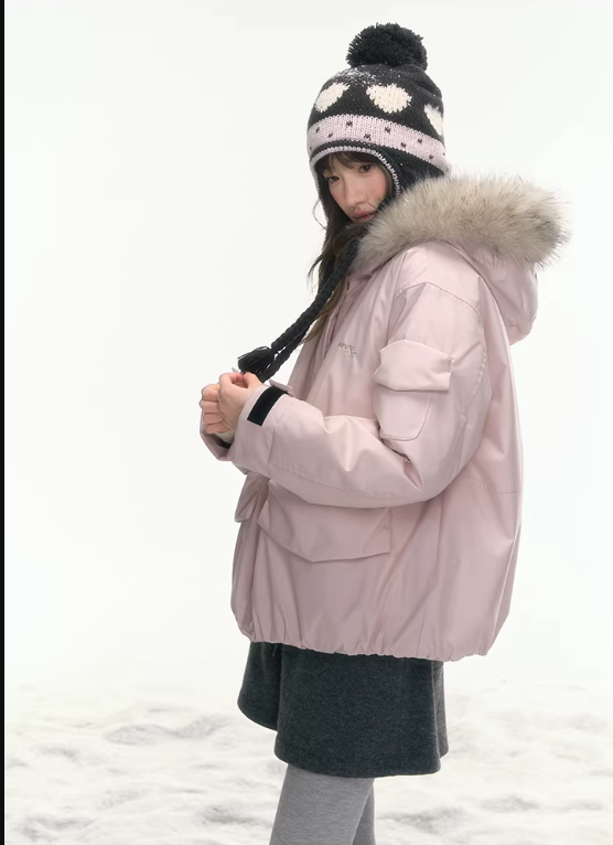 CANSTOREGIRLS' new national standard outdoor jacket from Canned Goods Store, "A Guide to Cloud Travel," made of 90% white down, with a large fur collar.