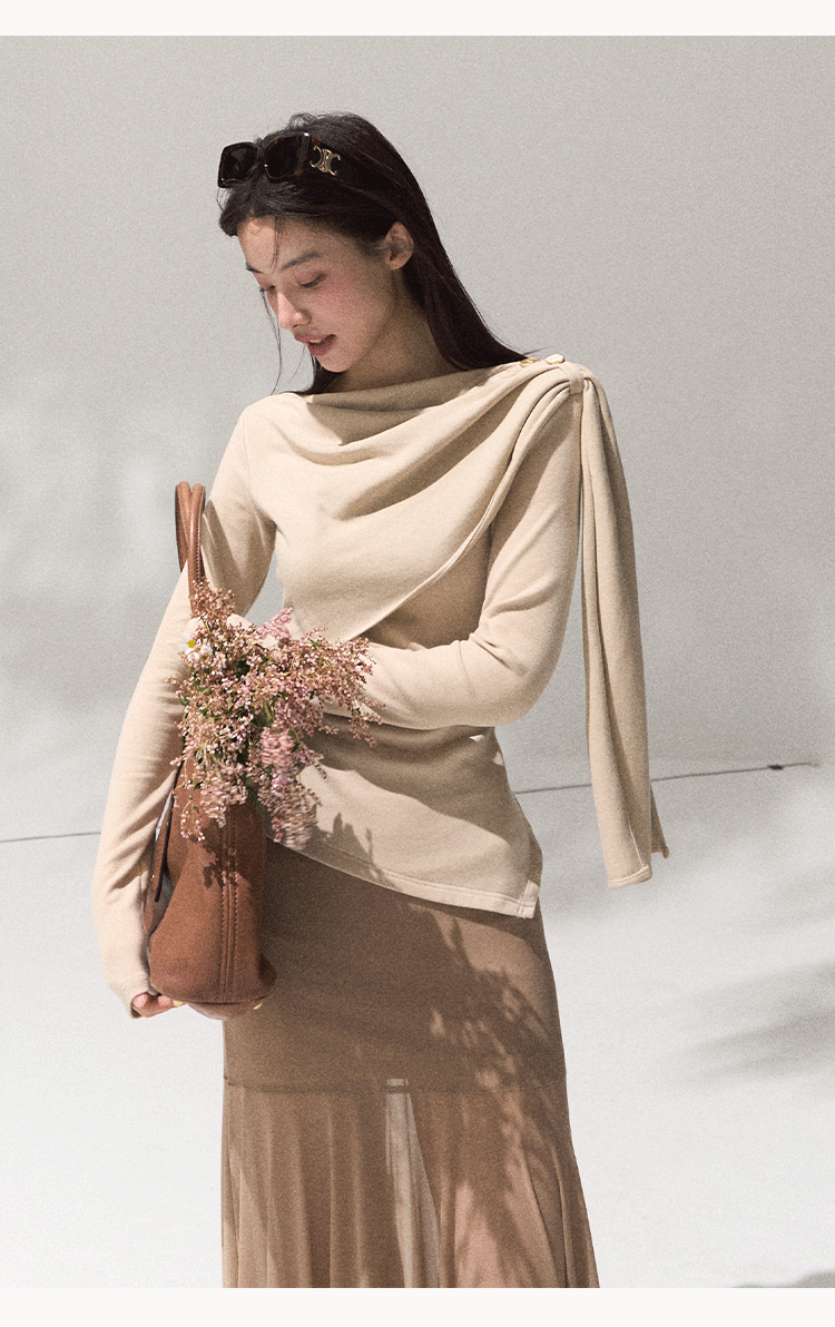 OAKMOO Women's "Ancient Shrine" patterned round neck long sleeve knit sweater with inside waist button closure