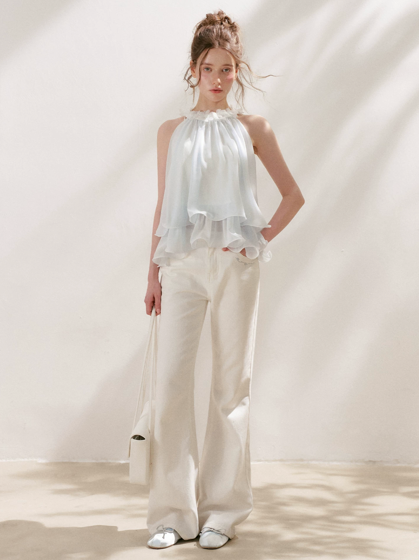 KROCHE "100% Cotton" slim-fit flared jeans, mixed colors, hand-embroidered with five-petal flower pattern, white.