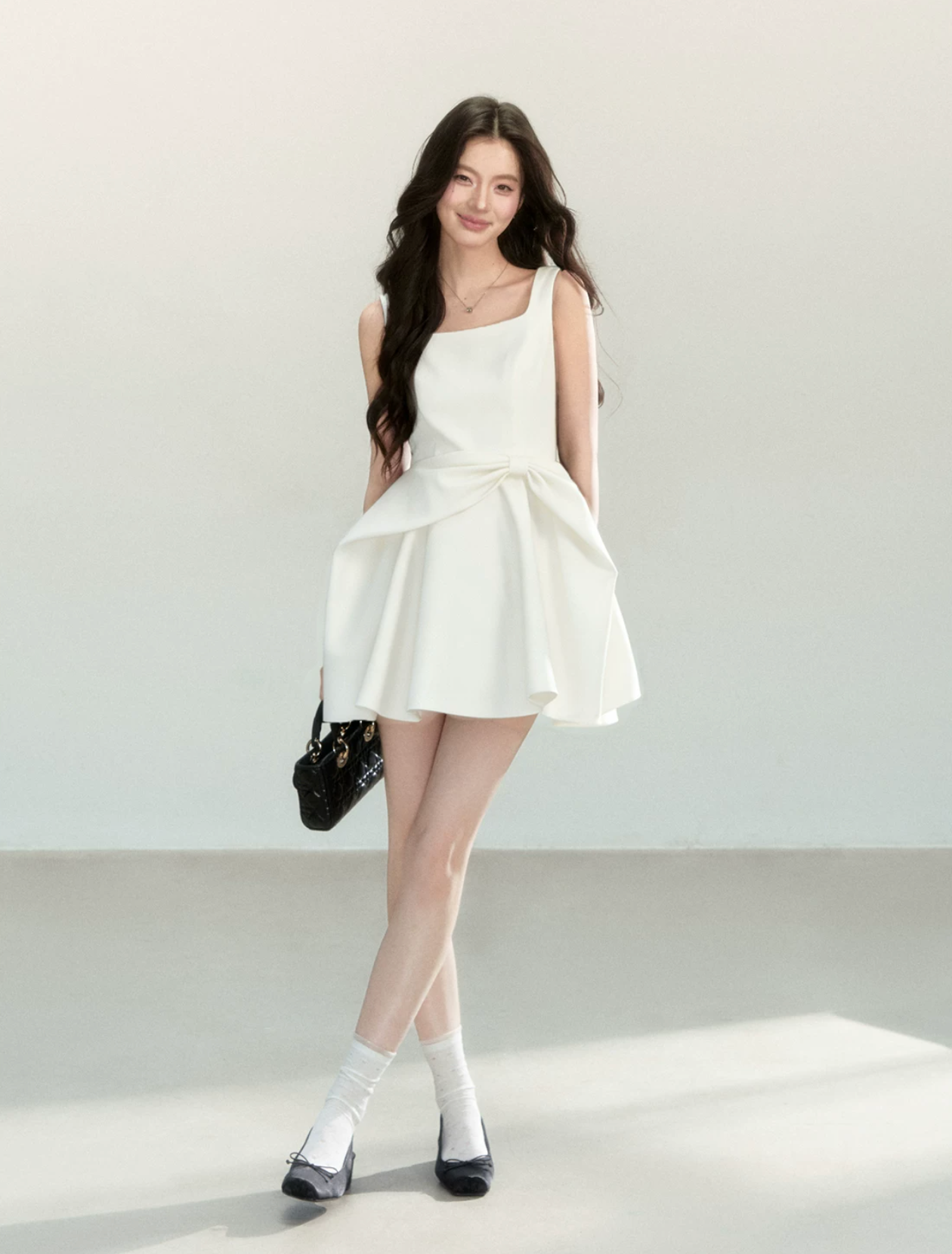 QDQD A new summer dress with a waist and bow design, combined with a black pinafore skirt to help flatter your figure.