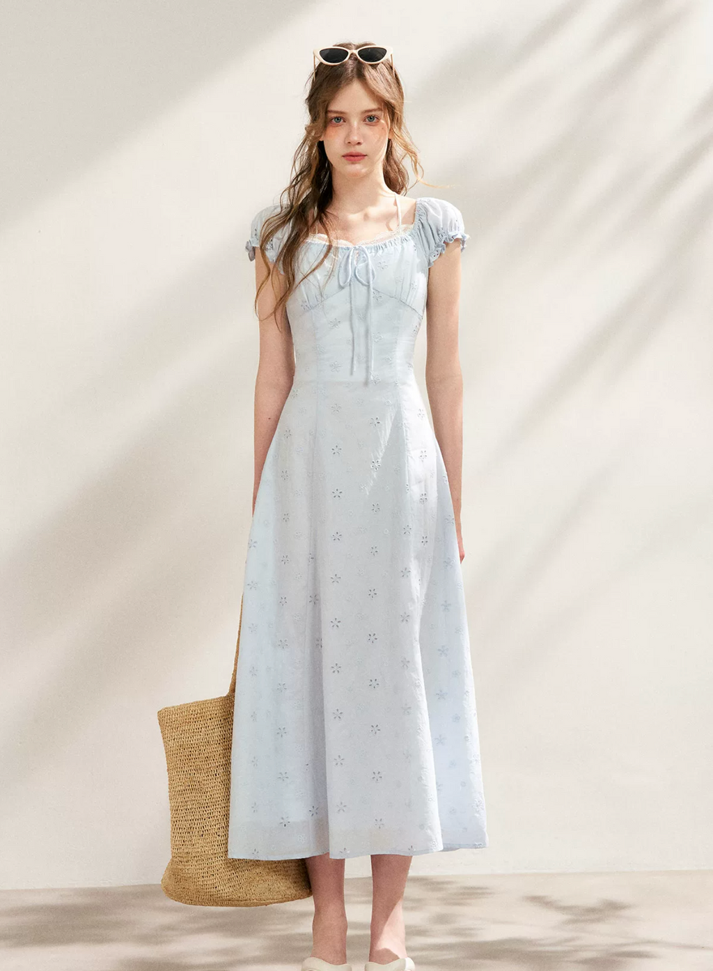 KROCHE Short-sleeved A-line resort dress, tied waist, embroidered with five-petal flowers