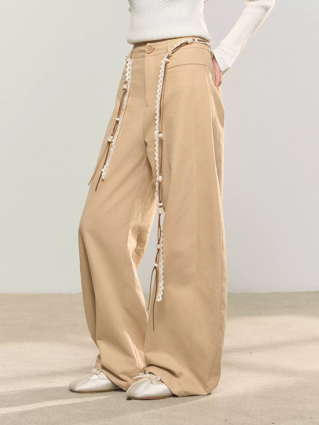 UMOUMO Retro style heart embroidered wide leg pants, cute and cool wide leg casual pants with one strap pocket.