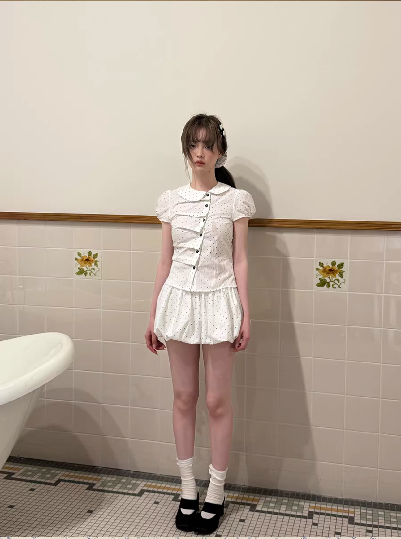 ROMANCENANCI Short-sleeved polka dot shirt set with pleated design, Peter Pan collar and figure-hugging tulip skirt