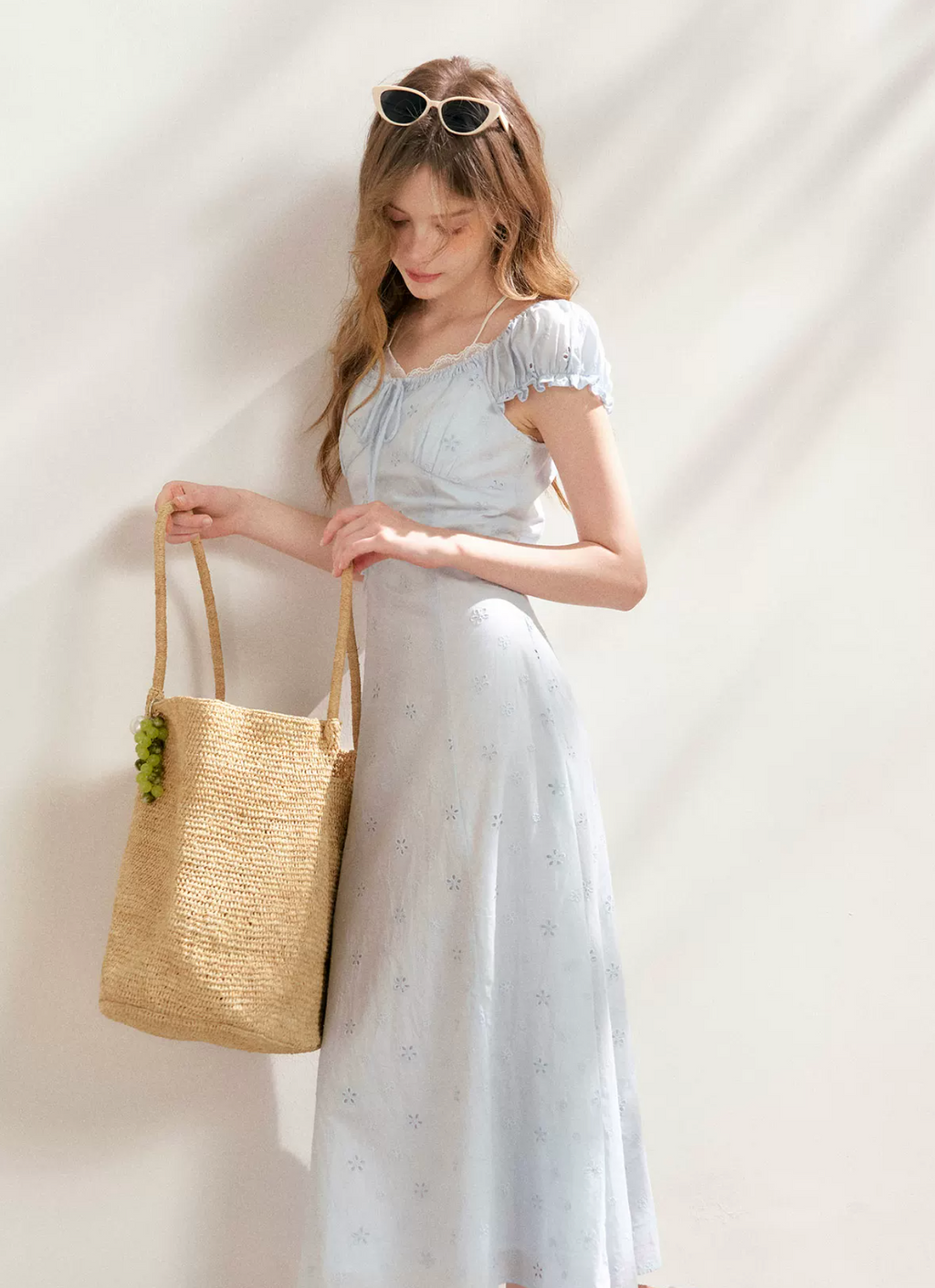 KROCHE Short-sleeved A-line resort dress, tied waist, embroidered with five-petal flowers