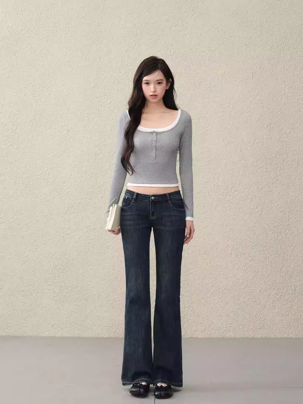 OIOIESSE Versatile low-waist jeans for women, slim fit, helps elongate legs, suitable for early spring.