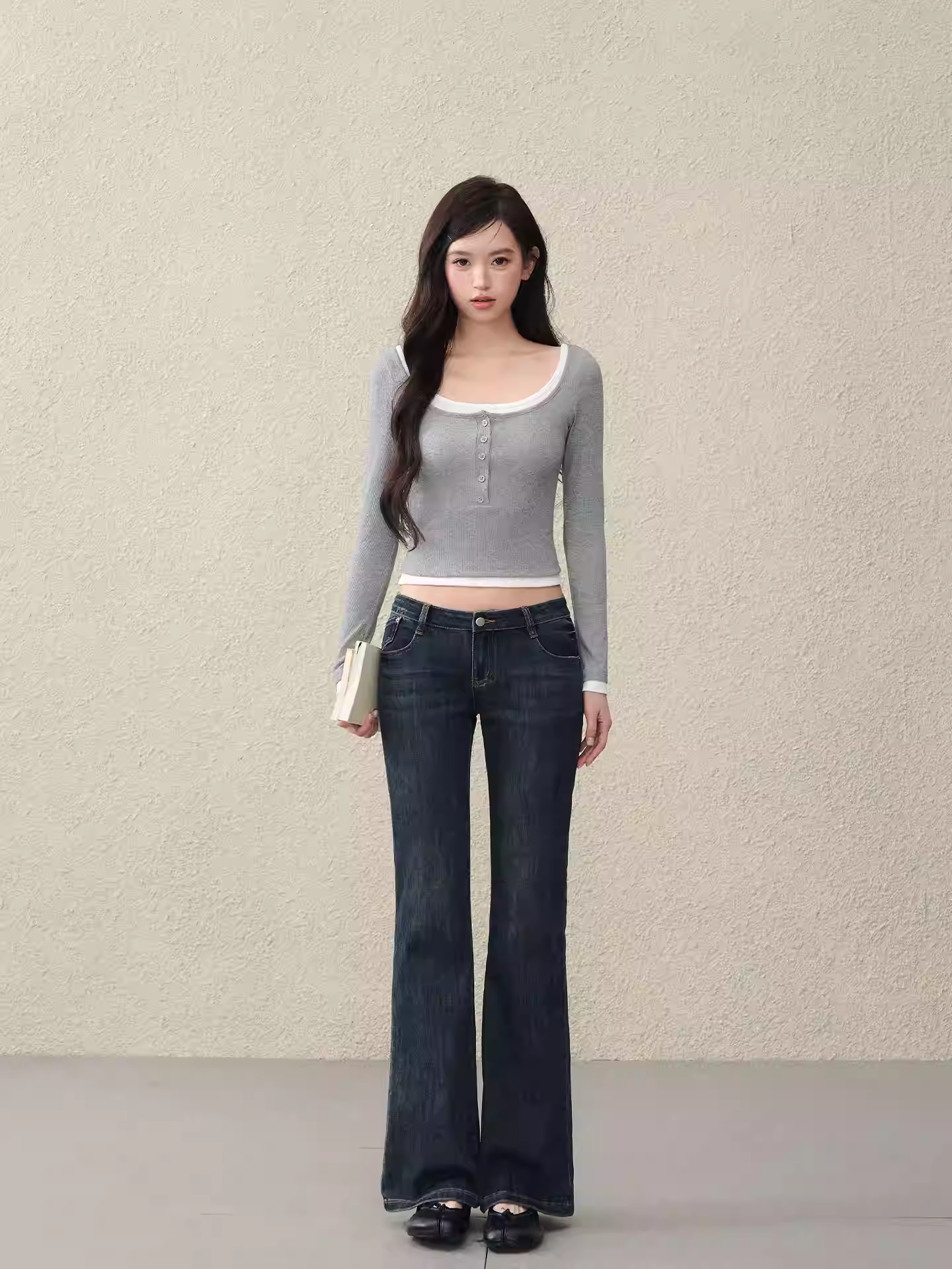 OIOIESSE Versatile low-waist jeans for women, slim fit, helps elongate legs, suitable for early spring.