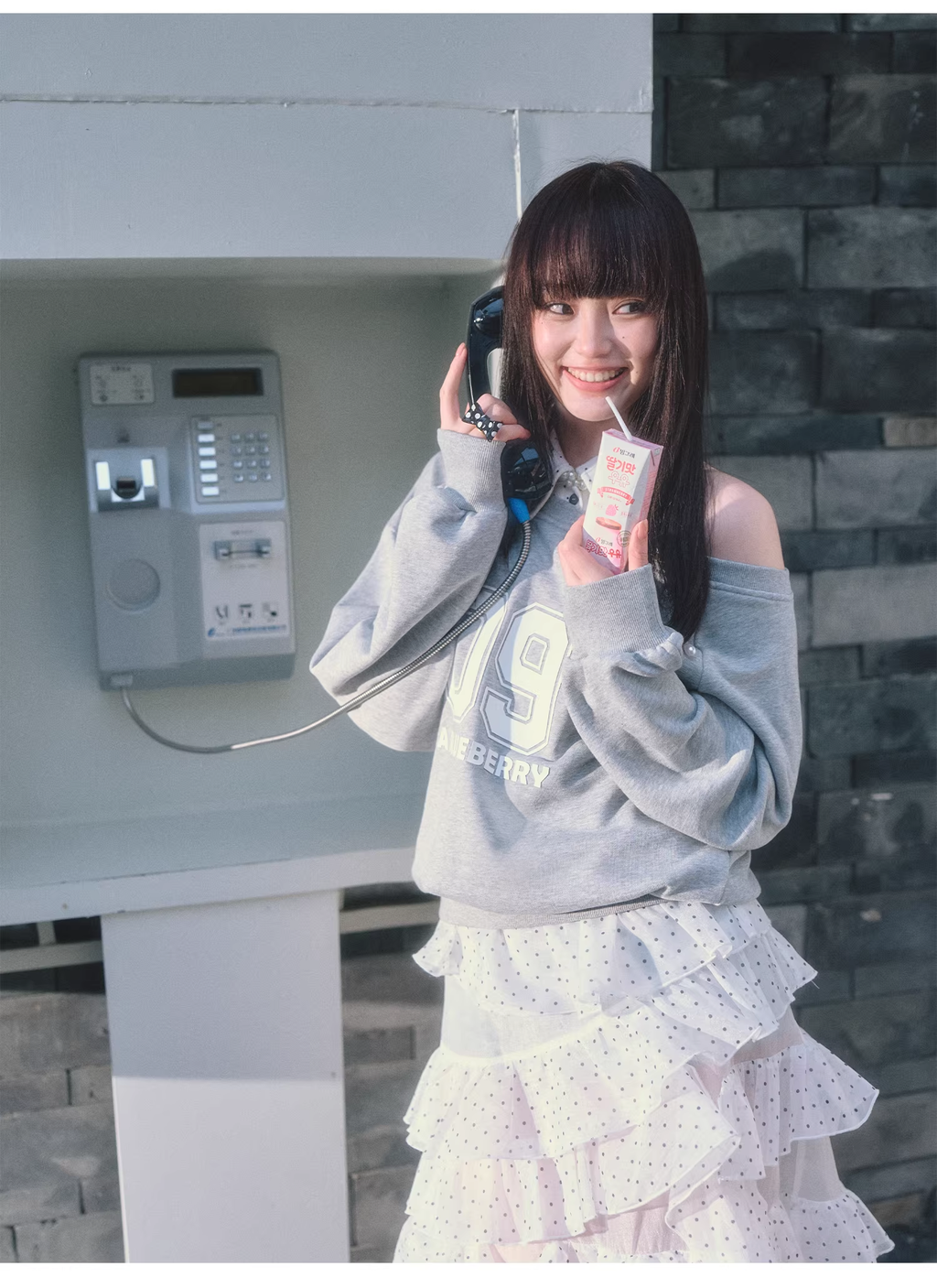 ABLUEBERRY off-shoulder sweatshirt with blueberry print, similar to Pei Jiaxin's style, and a polka dot sporty tank top for women, Spring/Summer 2026 collection.