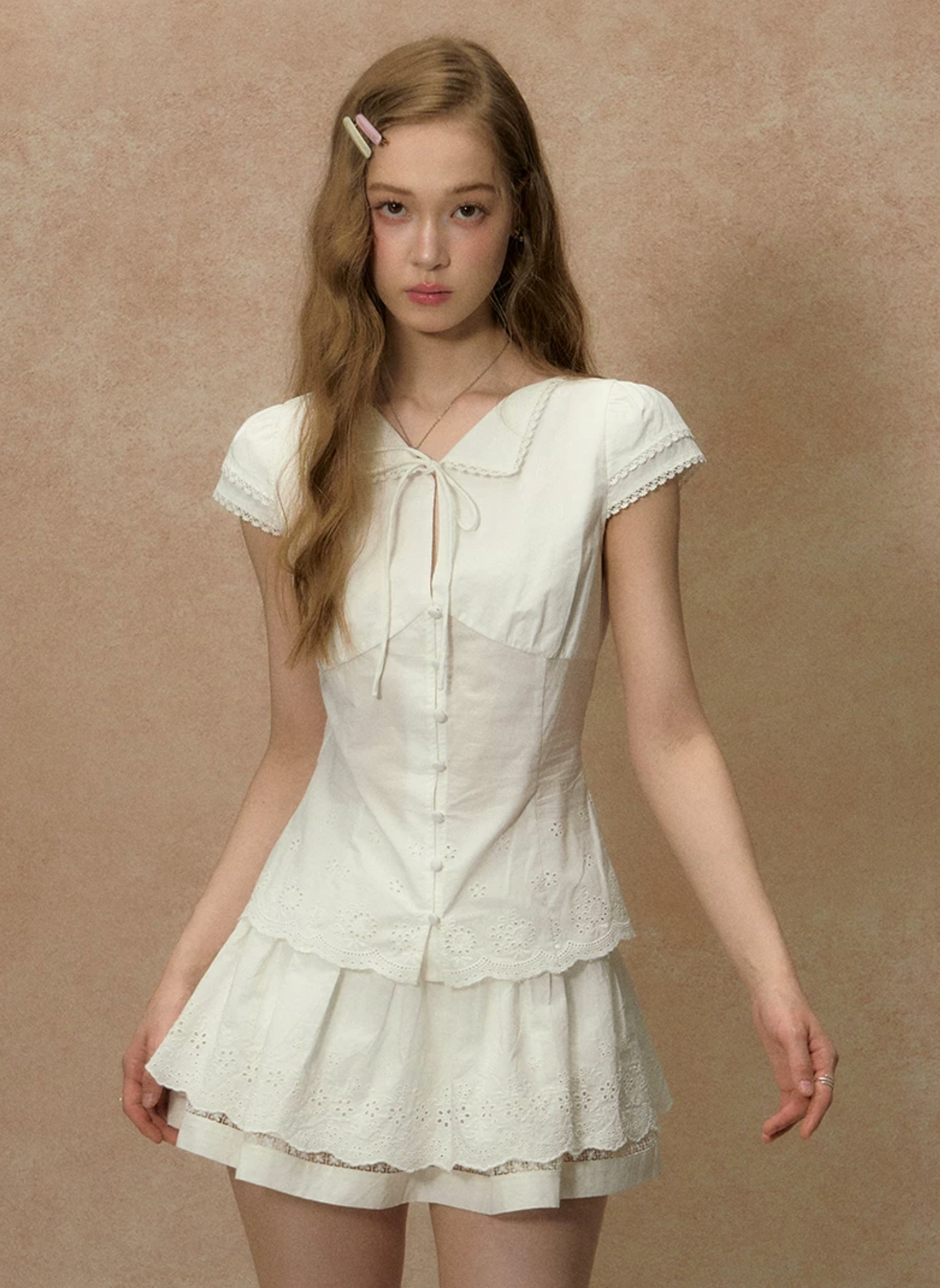 LOLOL White short-sleeved T-shirt "Paper Wind Chimes" for petite women, tight, comfortable design, lace trim
