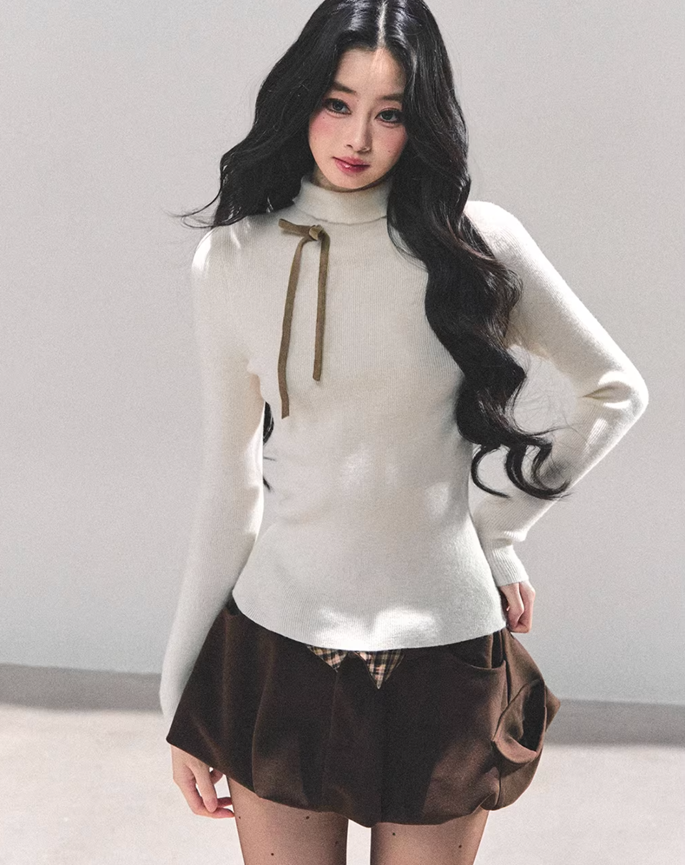 SHAOYEYAN AOMALM's "velvet-soft" long-sleeved, mid-neck knitted undershirt for women is perfect for winter and creates a glamorous look.