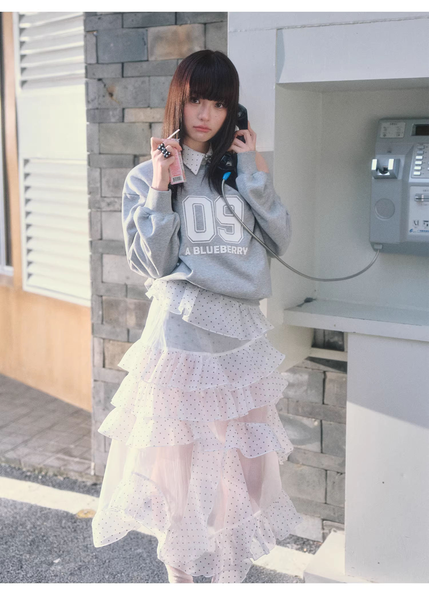 ABLUEBERRY off-shoulder sweatshirt with blueberry print, similar to Pei Jiaxin's style, and a polka dot sporty tank top for women, Spring/Summer 2026 collection.