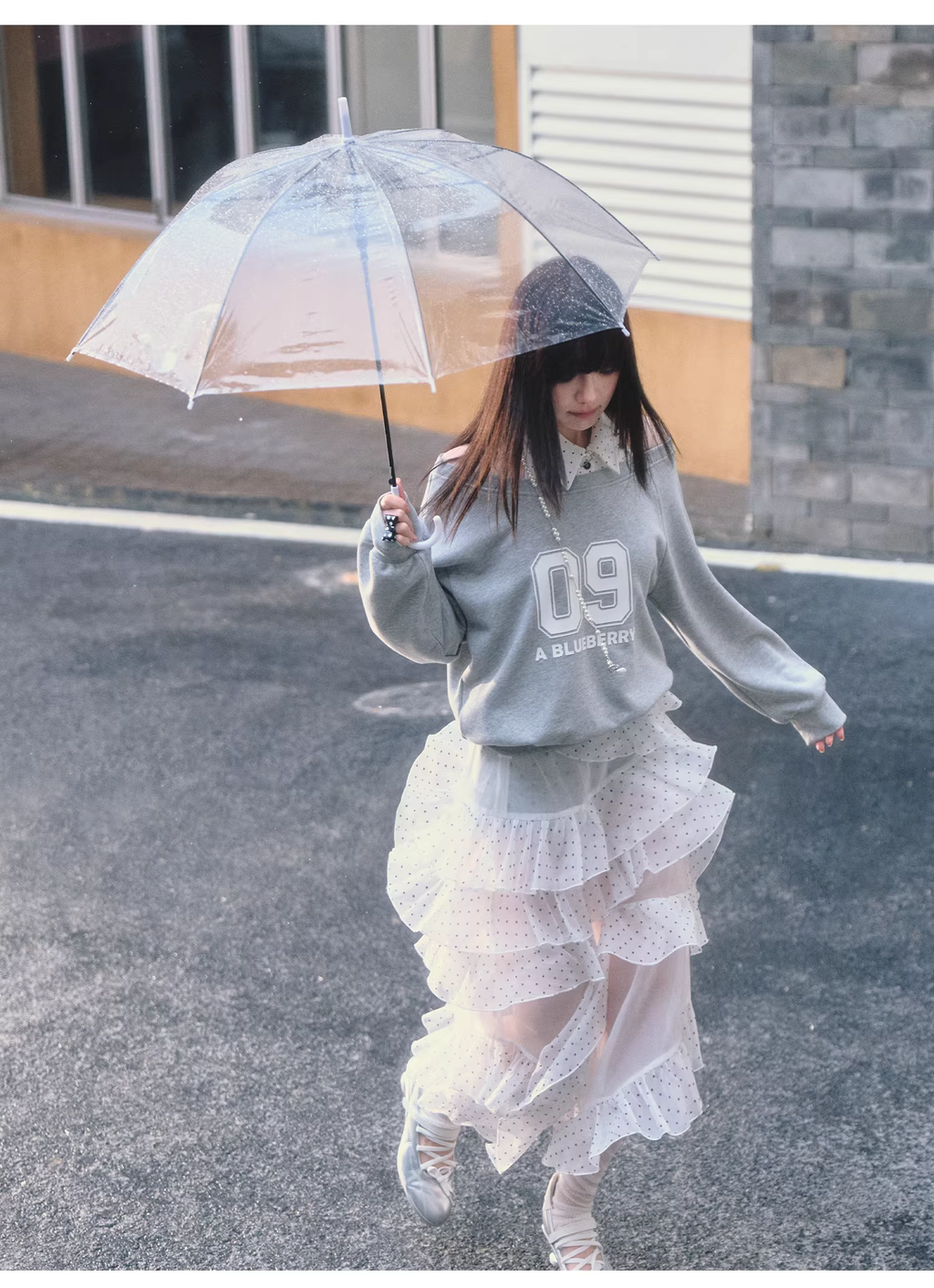ABLUEBERRY off-shoulder sweatshirt with blueberry print, similar to Pei Jiaxin's style, and a polka dot sporty tank top for women, Spring/Summer 2026 collection.