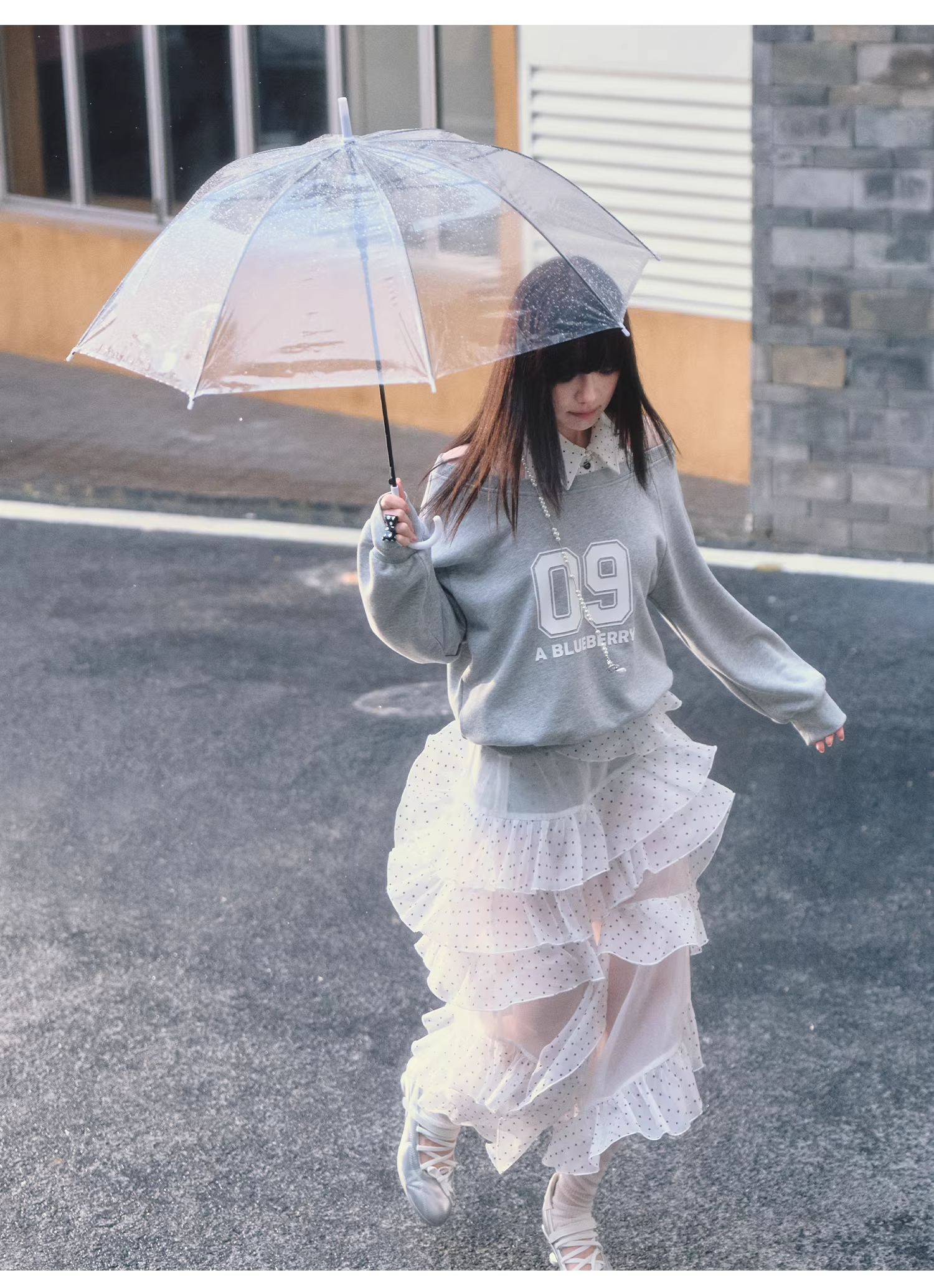 ABLUEBERRY off-shoulder sweatshirt with blueberry print, similar to Pei Jiaxin's style, and a polka dot sporty tank top for women, Spring/Summer 2026 collection.