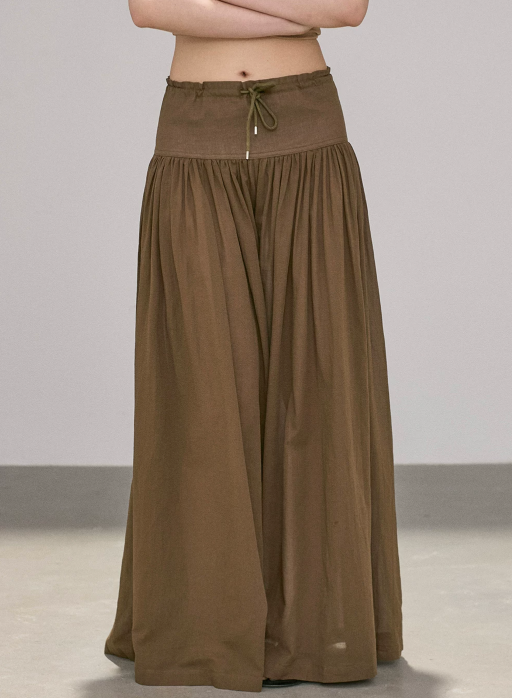 OIOI ESSE 100% cotton high-waisted trousers for women, loose and comfortable style, suitable for summer wear.