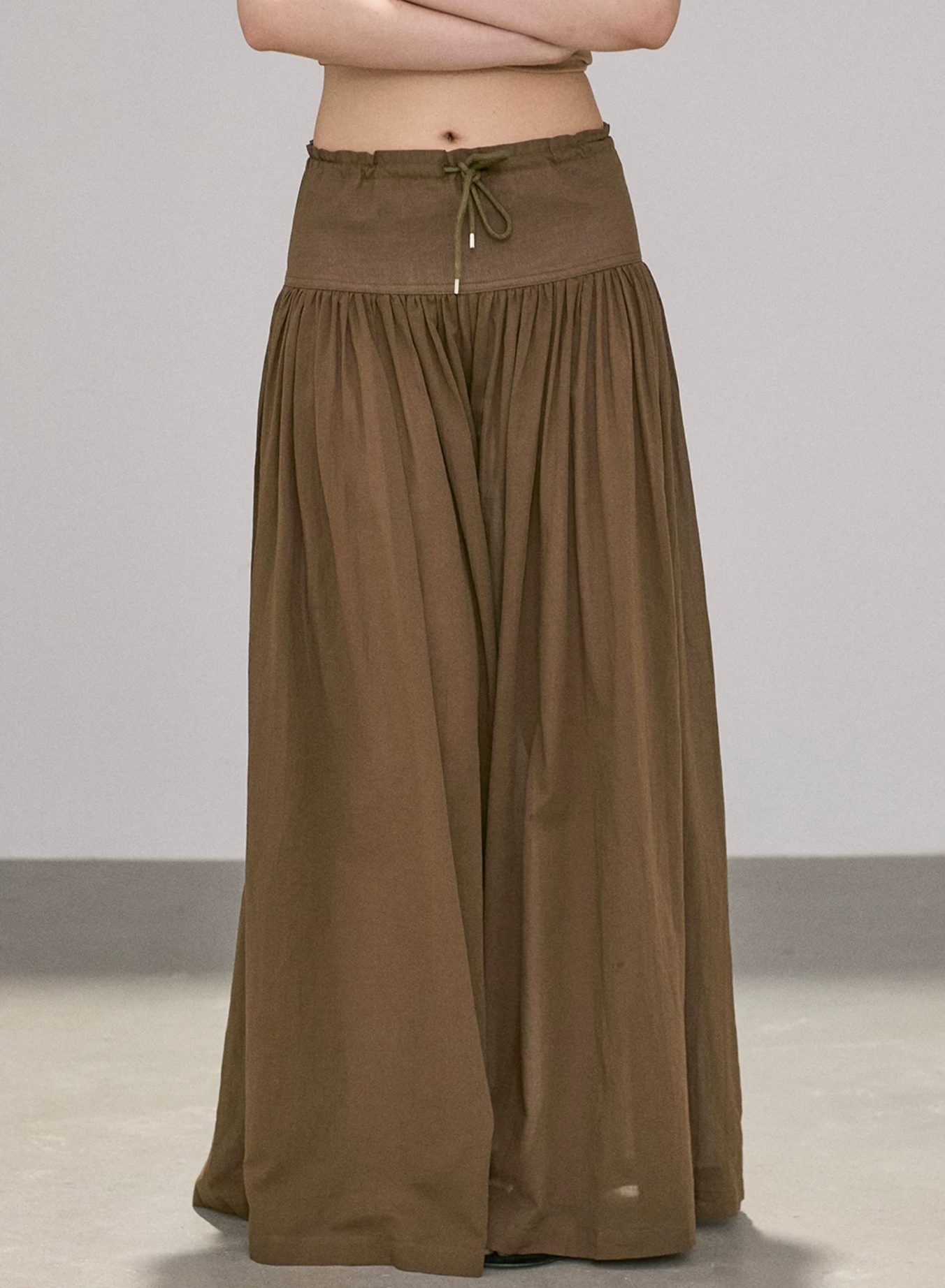 OIOI ESSE 100% cotton high-waisted trousers for women, loose and comfortable style, suitable for summer wear.