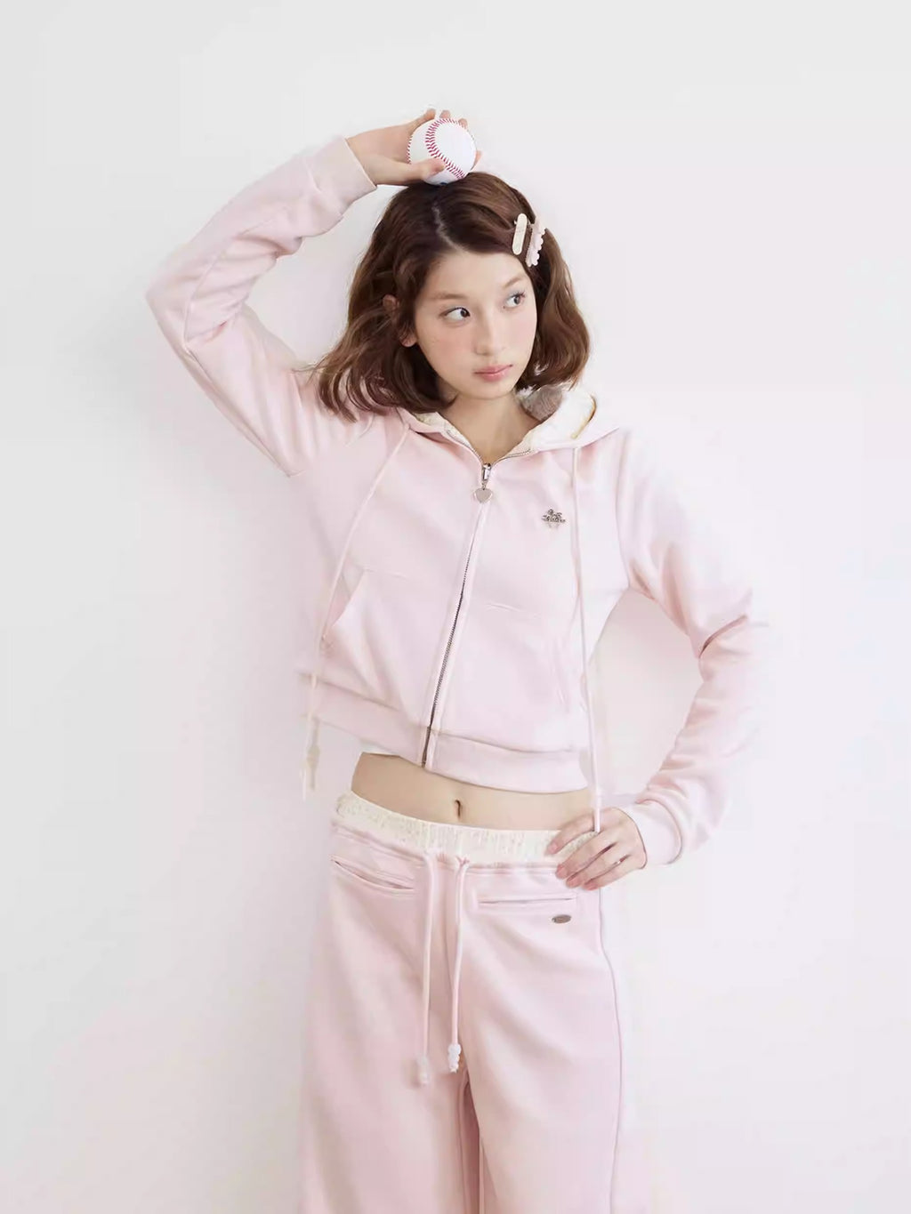 UMOUMO a versatile and double-sided hooded jacket/sweatshirt, beaded with a sweet floral pattern, is a light and easy-to-wear silhouette.
