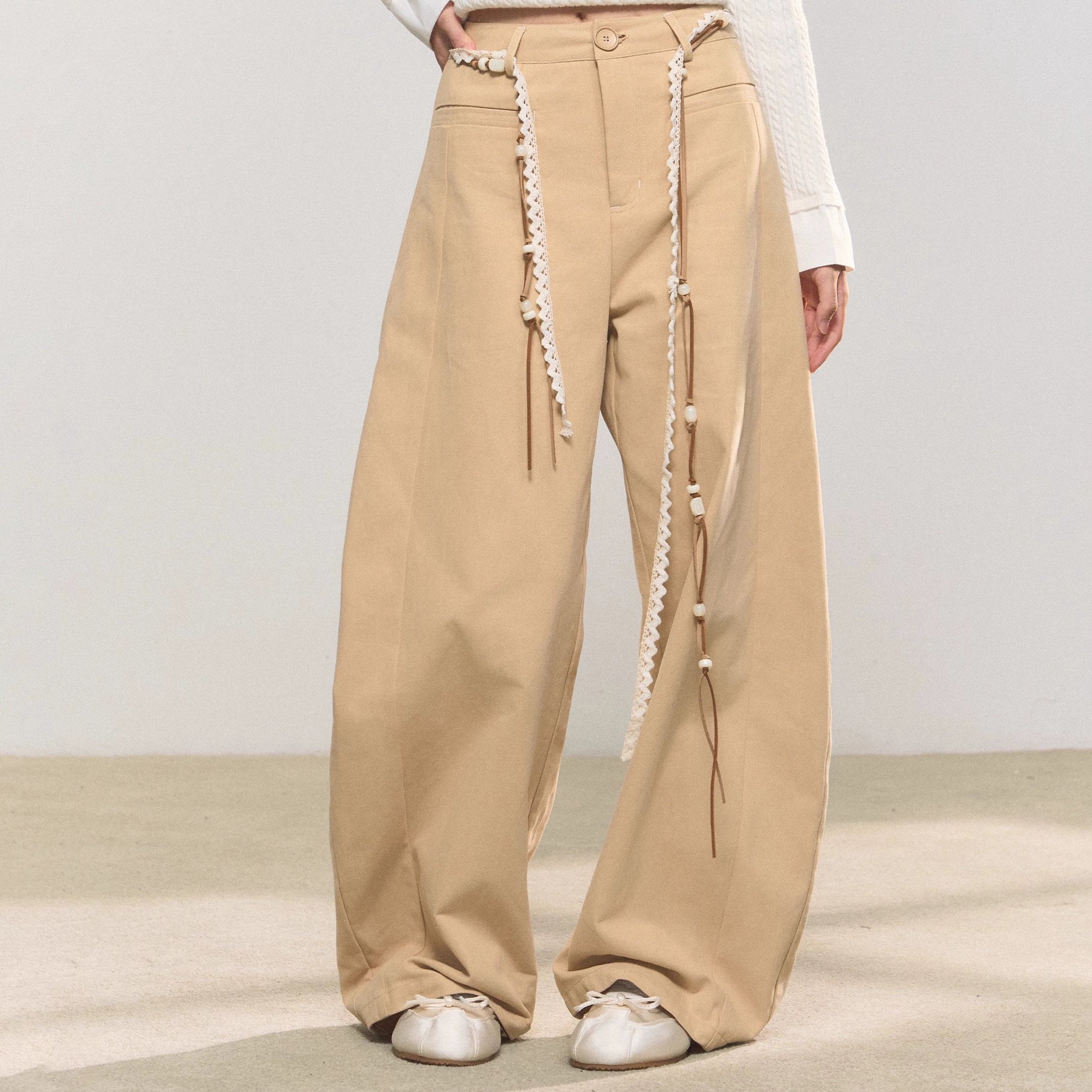 UMOUMO Retro style heart embroidered wide leg pants, cute and cool wide leg casual pants with one strap pocket.