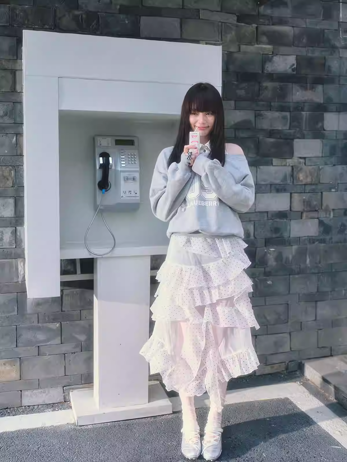 ABLUEBERRY off-shoulder sweatshirt with blueberry print, similar to Pei Jiaxin's style, and a polka dot sporty tank top for women, Spring/Summer 2026 collection.