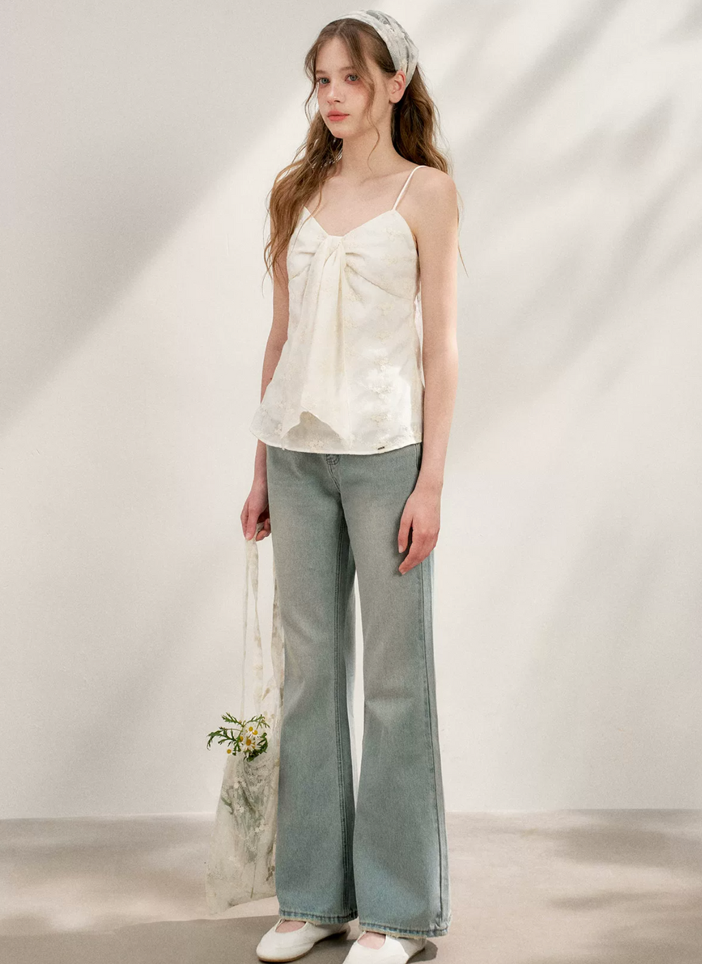 KROCHE Romantic French Lace Trim high-waisted flared jeans, worn by Ke Ying.