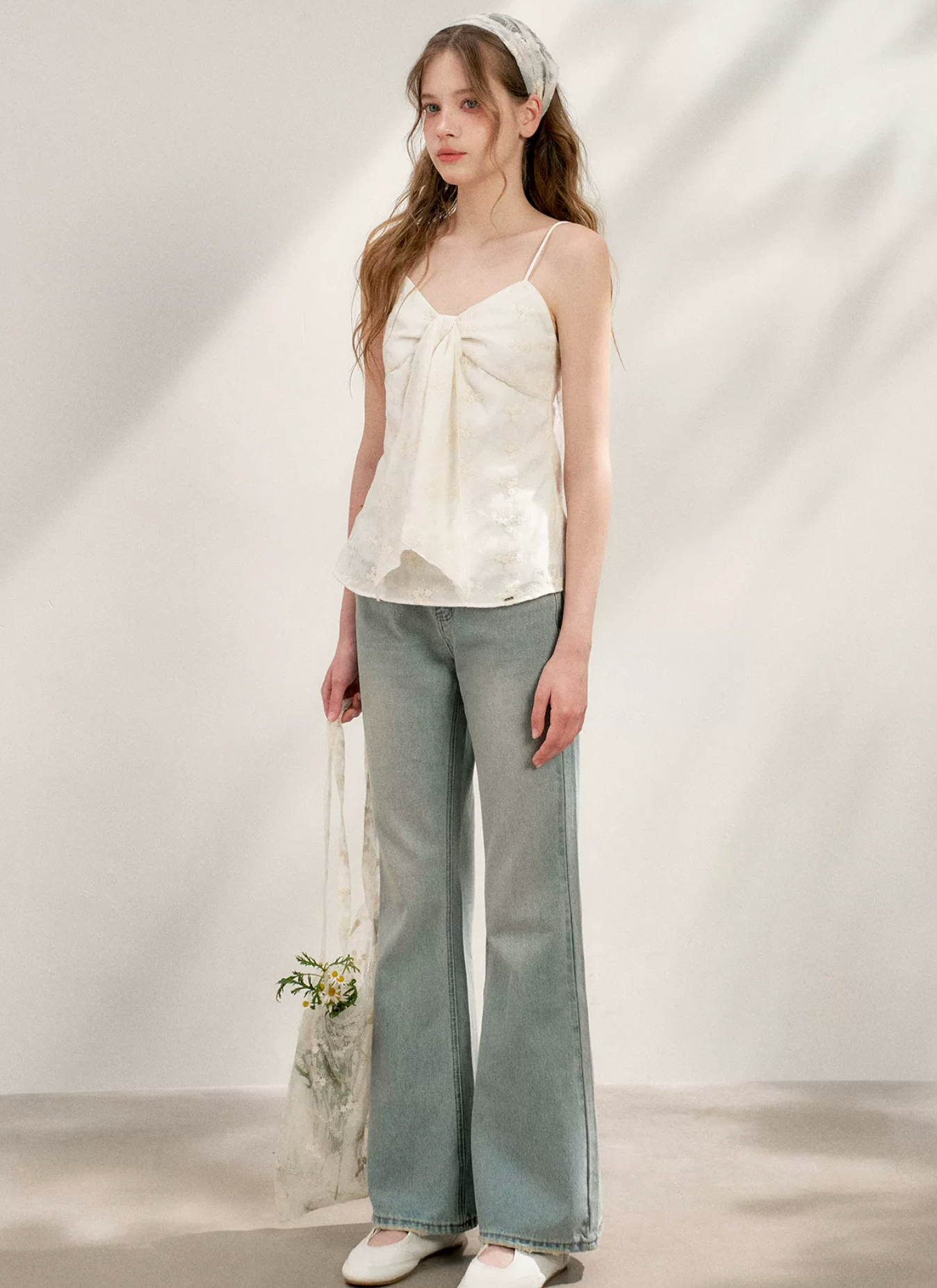 KROCHE Romantic French Lace Trim high-waisted flared jeans, worn by Ke Ying.