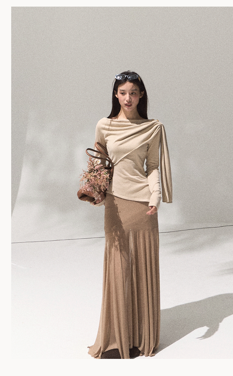 OAKMOO Women's "Ancient Shrine" patterned round neck long sleeve knit sweater with inside waist button closure