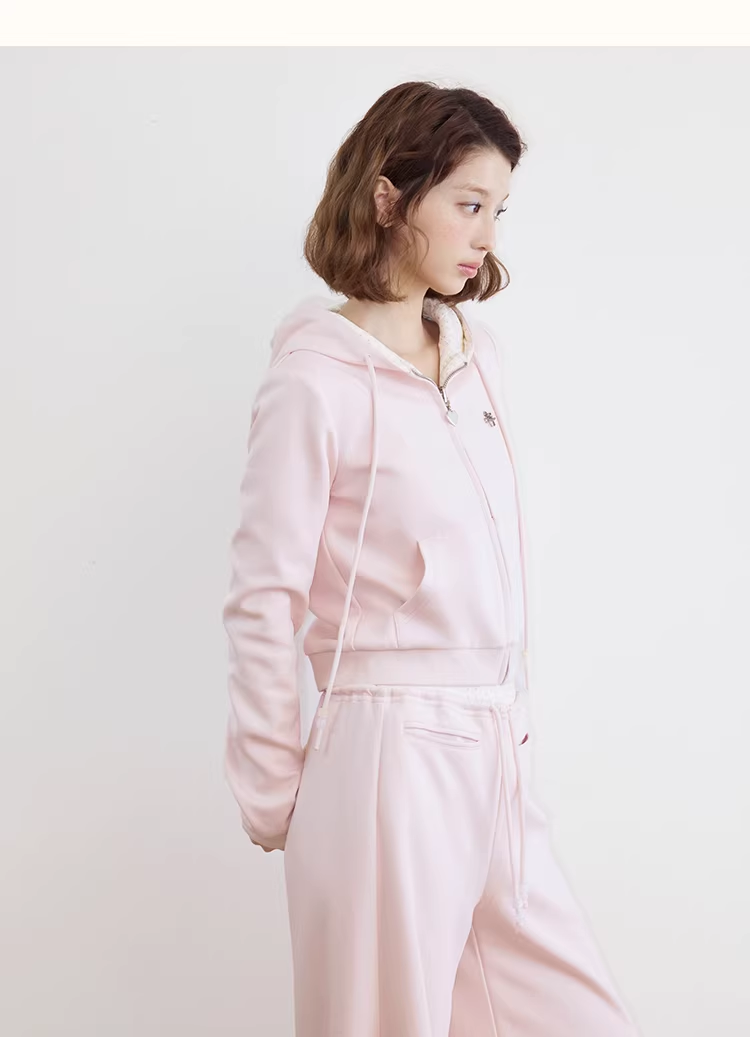 UMOUMO a versatile and double-sided hooded jacket/sweatshirt, beaded with a sweet floral pattern, is a light and easy-to-wear silhouette.