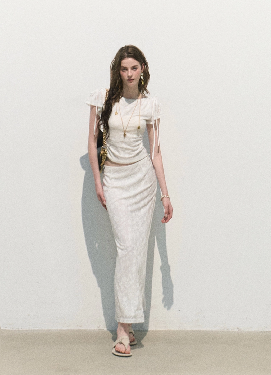 OAKMOO "Spring Breeze" two-piece suit includes short-sleeved T-shirt and skirt, woven jacquard material, tight fit.
