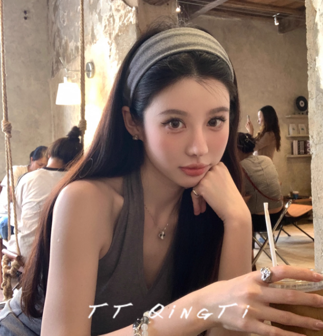 TIMES High-end gray wide-brimmed headband for women, 2025 new style, high headband, versatile and stylish hair clip when going out.