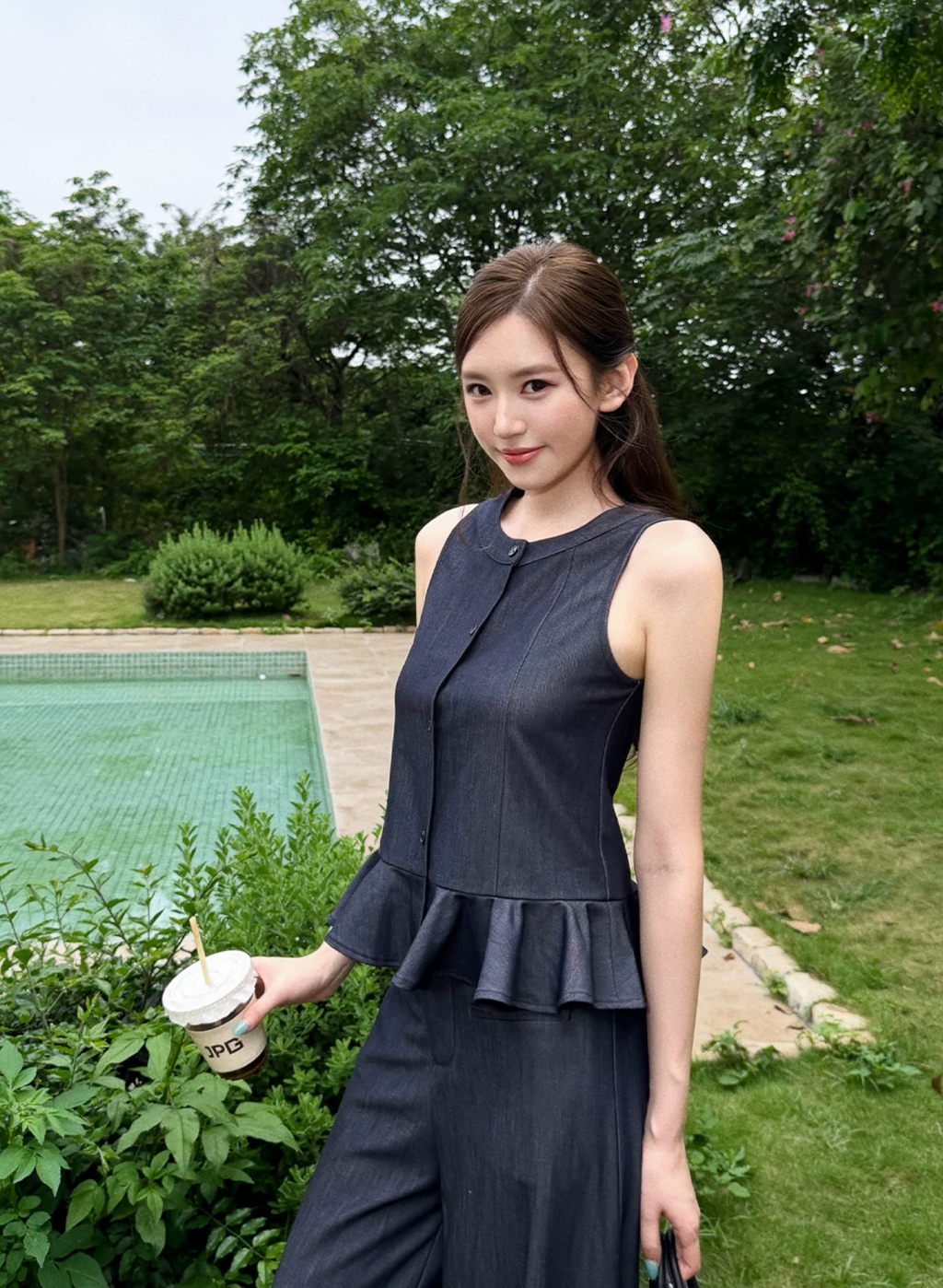 OIOI ESSE Women's set includes a loose raw denim vest, ruffled hem and faux blue denim wide-leg pants