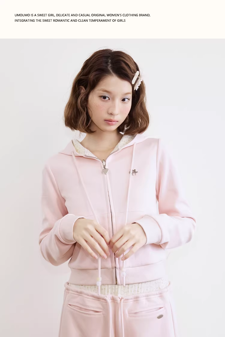 UMOUMO a versatile and double-sided hooded jacket/sweatshirt, beaded with a sweet floral pattern, is a light and easy-to-wear silhouette.