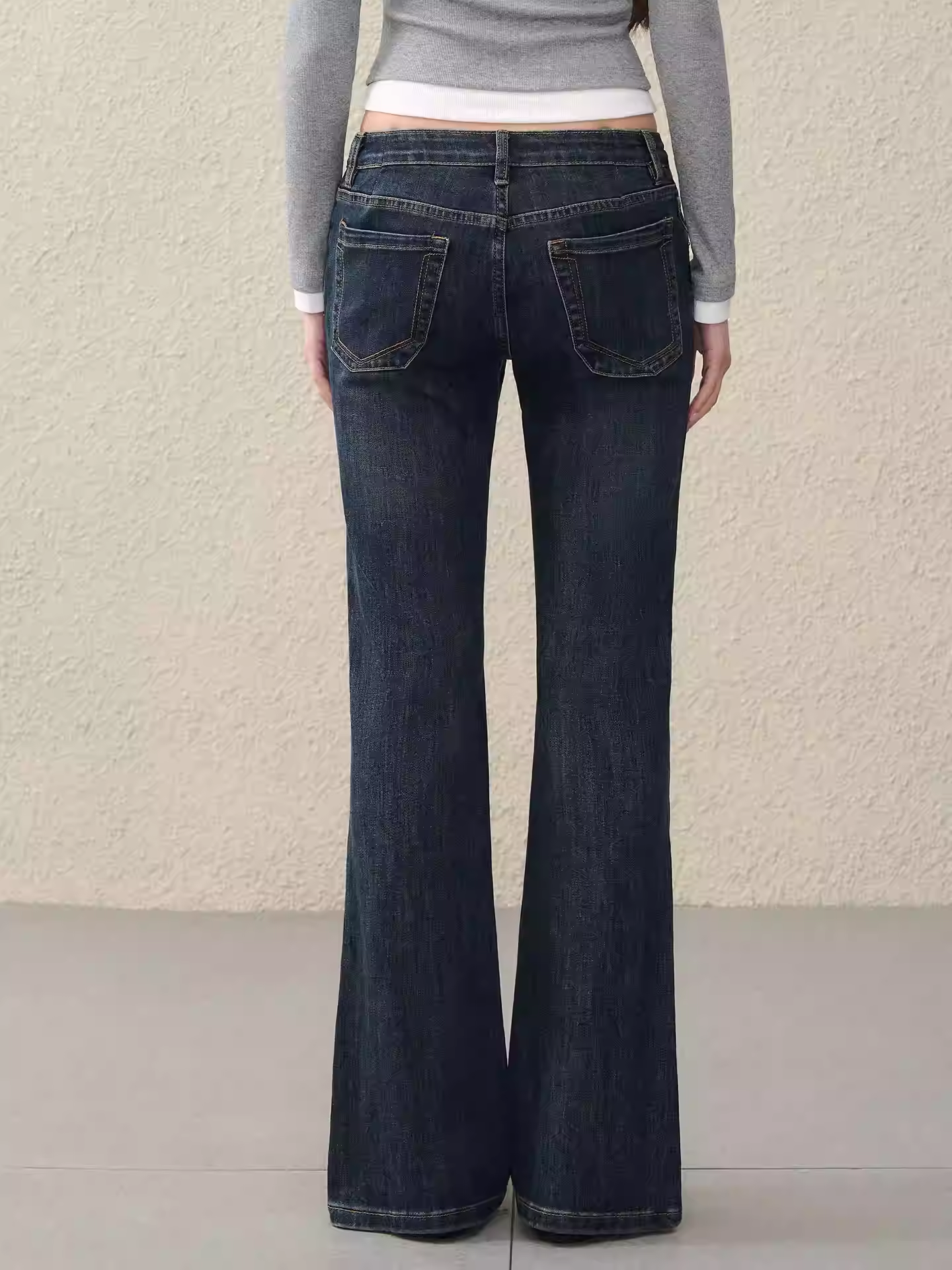 OIOIESSE Versatile low-waist jeans for women, slim fit, helps elongate legs, suitable for early spring.