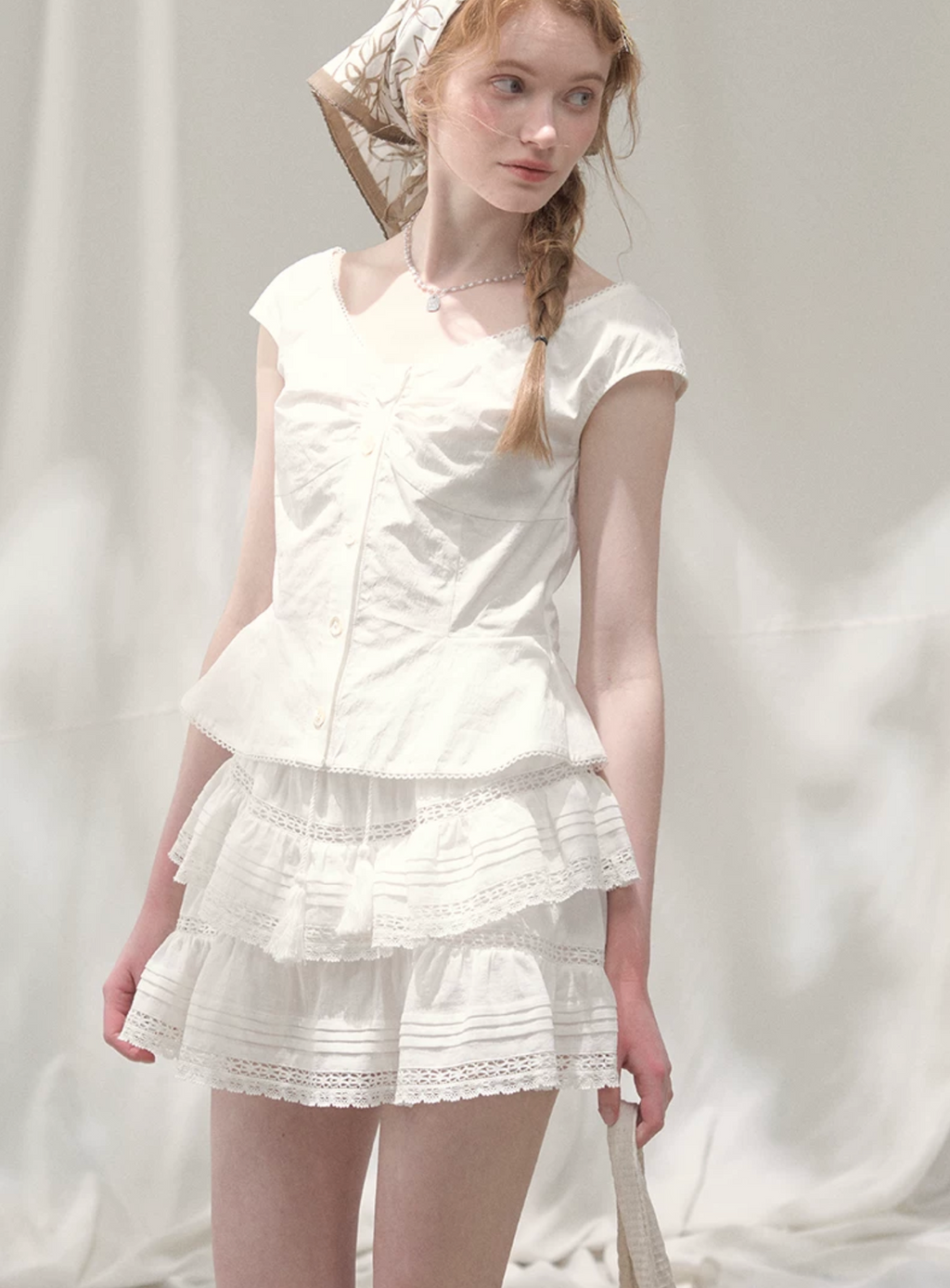 LOLOL "Camellia Moonlight" short-sleeved shirt for women, summer style, white, V-neck, lace trim at the waist, tight fit, short sleeves.